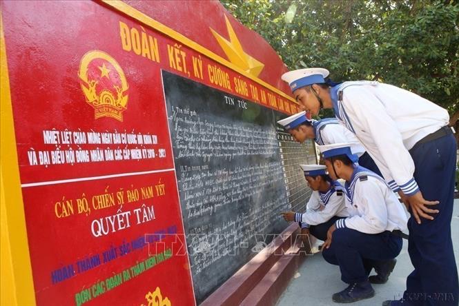 Chiến sĩ đảo Nam Yết theo dõi bản tin tức của đảo về hoạt động chuẩn bị bầu cử Quốc hội khóa XIV và đại biểu HĐND các cấp nhiệm kỳ 2016 – 2021 ở các địa phương trên đảo. Ảnh: Trần Lê Lâm – TTXVN
