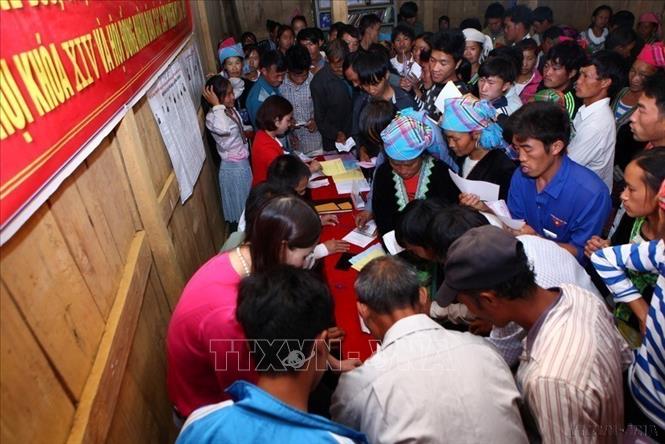 Cử tri bản Sáy San 3, xã Nùng Nàng, huyện Tam Đường, tỉnh Lai Châu thực hiện quyền và nghĩa vụ công dân của mình tại điểm bỏ phiếu số 2 để bầu cử đại biểu Quốc hội khóa XIV và đại biểu Hội đồng nhân dân các cấp nhiệm kỳ 2016 – 2021. Ảnh: Quý Trung – TTXVN