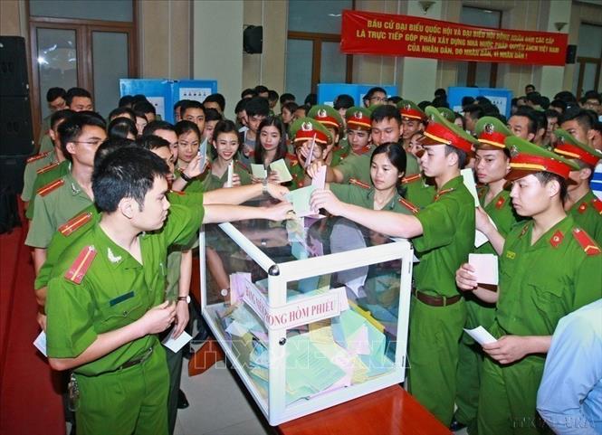 Cán bộ, chiến sĩ của lực lượng Công an nhân dân bỏ phiếu bầu đại biểu Quốc hội khoá XIV và đại biểu Hội đồng nhân dân các cấp nhiệm kỳ 2016- 2021 tại khu vực bỏ phiếu số 8, phường Trần Hưng Đạo, quận Hoàn Kiếm, thành phố Hà Nội. Ảnh: Doãn Tấn -TTXVN