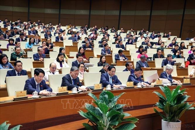 Đại biểu Quốc hội biểu quyết thông qua Nghị quyết về chủ trương đầu tư dự án đường sắt tốc độ cao trên trục Bắc – Nam tại Kỳ họp thứ 8, Quốc hội khóa XV (11/2024). Ảnh: Văn Điệp – TTXVN
