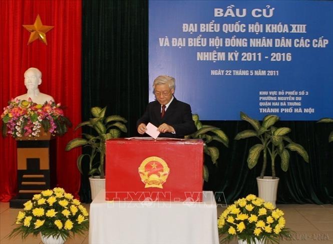 Đồng chí Nguyễn Phú Trọng, Tổng Bí thư, Chủ tịch Quốc hội, Chủ tịch Hội đồng bầu cử đến bỏ phiếu bầu cử đại biểu Quốc hội khoá XIII và bầu cử Đại biểu Hội đồng nhân dân các cấp nhiệm kỳ 2011 -2016 tại Khu vực bỏ phiếu số 3, phường Nguyễn Du, quận Hai Bà Trưng, thành phố Hà Nội. Ảnh: Trí Dũng – TTXVN
