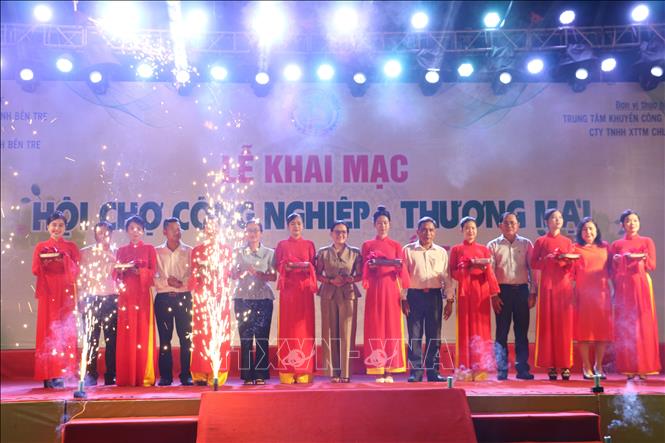 Cắt băng khai mạc hHi chợ Công nghiệp - Thương mại và Ẩm thực Xuân Ất Tỵ năm 2025. Ảnh: Chương Đài  - TTXVN 