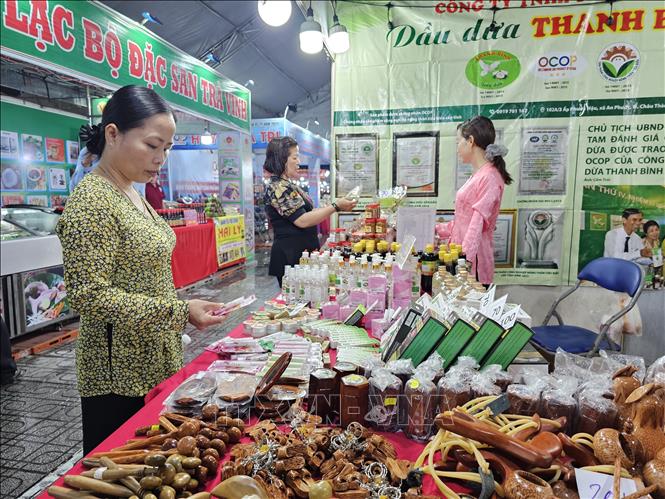 70 gian hàng trưng bày sản phẩm tiêu biểu, sản phẩm OCOP của Bến Tre và các tỉnh thành trong cả nước tham gia Hội chợ. Ảnh: Chương Đài  - TTXVN 