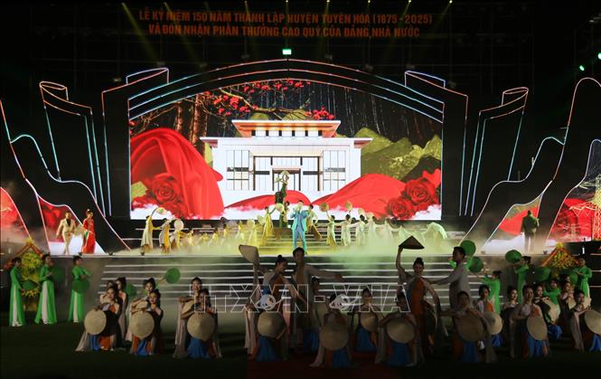 Tiết mục văn nghệ với chủ đề “Tuyên Hóa – Khát vọng vươn lên”. Ảnh: Tá Chuyên - TTXVN