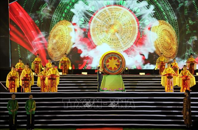Đánh trống khai hội tại Lễ kỷ niệm 150 năm thành lập huyện Tuyên Hóa. Ảnh: Tá Chuyên - TTXVN