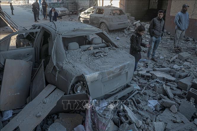 Cảnh đổ nát sau cuộc không kích của Israel tại trại tị nạn Maghazi, Dải Gaza, ngày 3/1/2025. Ảnh: THX/TTXVN