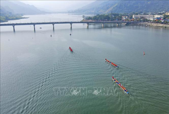 Các đội đua thuyền đuôi én tham gia tranh tài trên lòng hồ thủy điện Sông Đà. Ảnh: Xuân Tư - TTXVN
