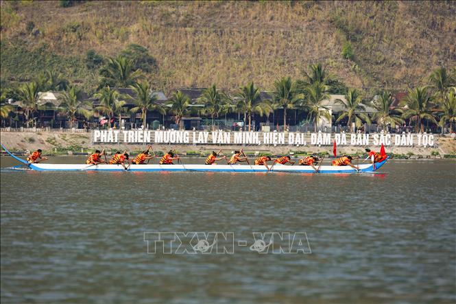Các đội đua thuyền đuôi én tham gia tranh tài trên lòng hồ thủy điện. Ảnh: Xuân Tư - TTXVN