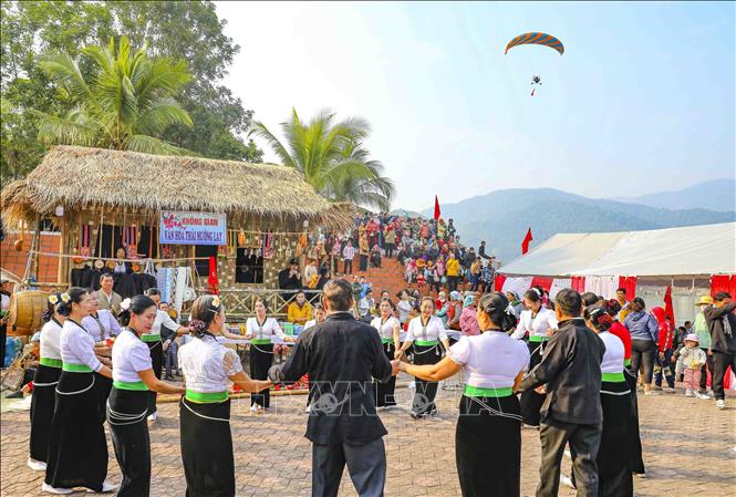 Giao lưu xòe Thái tại Không gian văn hóa Mường Lay. Ảnh: Xuân Tư - TTXVN