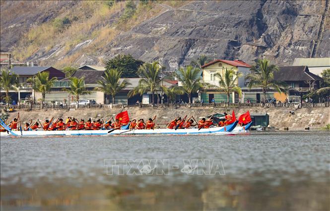 Các đội đua thuyền đuôi én tham gia tranh tài trên lòng hồ thủy điện. Ảnh: Xuân Tư - TTXVN