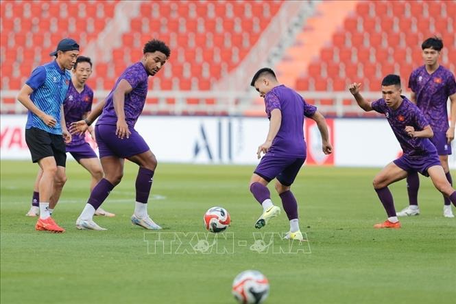Xuân Sơn, Quang Hải và các đồng đội tập làm quen với sân vận động Rajamangala. Ảnh: Minh Quyết - PV TTXVN từ Thái Lan