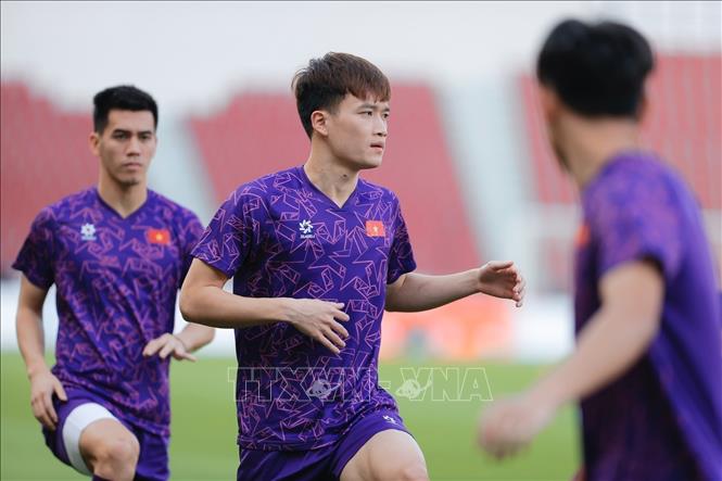 Hoàng Đức và Tiến Linh cùng các đồng đội tập làm quen với sân vận động Rajamangala. Ảnh: Minh Quyết - PV TTXVN từ Thái Lan