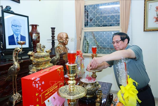 Thủ tướng Phạm Minh Chính dâng hương tưởng nhớ Thủ tướng Võ Văn Kiệt. Ảnh: Dương Giang-TTXVN
