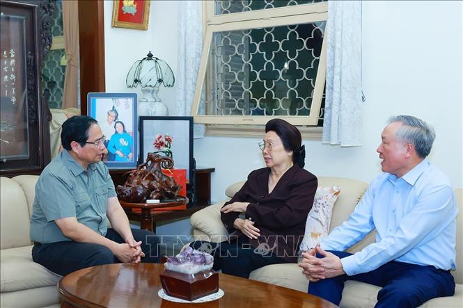 Thủ tướng Phạm Minh Chính dâng hương tưởng nhớ và thăm gia đình Thủ tướng Võ Văn Kiệt. Ảnh: Dương Giang-TTXVN
