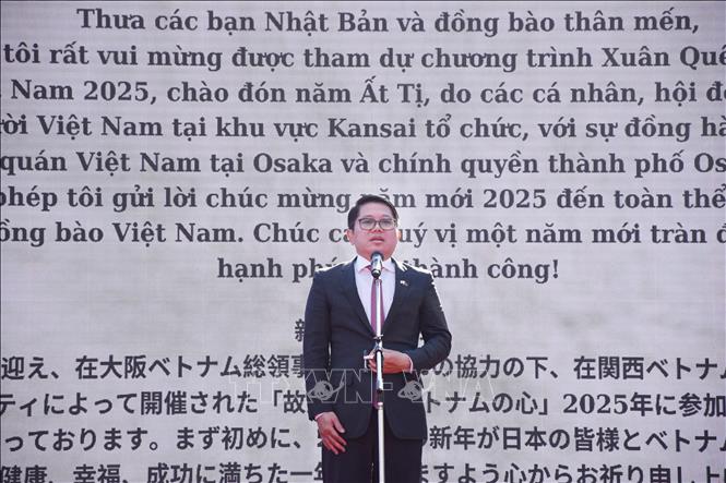 Tổng lãnh sự Việt Nam tại Osaka Ngô Trịnh Hà phát biểu khai mạc Xuân Quê hương 2025 tại Osaka. Ảnh: Nguyễn Tuyến - Pv TTXVN tại Nhật Bản