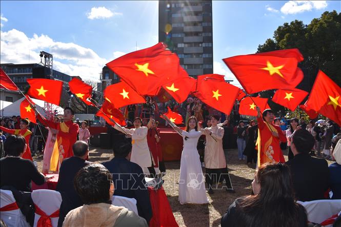 Tiết mục biểu diễn với Quốc kỳ Việt Nam nhận được sự hưởng ứng nồng nhiệt của khán giả. Ảnh: Nguyễn Tuyến - Pv TTXVN tại Nhật Bản