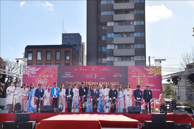 Các đại biểu cắt băng khai mạc lễ hội Xuân Quê hương 2025 tại Osaka. Ảnh: Nguyễn Tuyến - Pv TTXVN tại Nhật Bản
