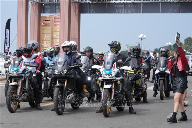 Những màn biểu diễn điều khiển xe mô tô đỉnh cao của các biker chuyên nghiệp. Ảnh: Huỳnh Sơn-TTXVN
