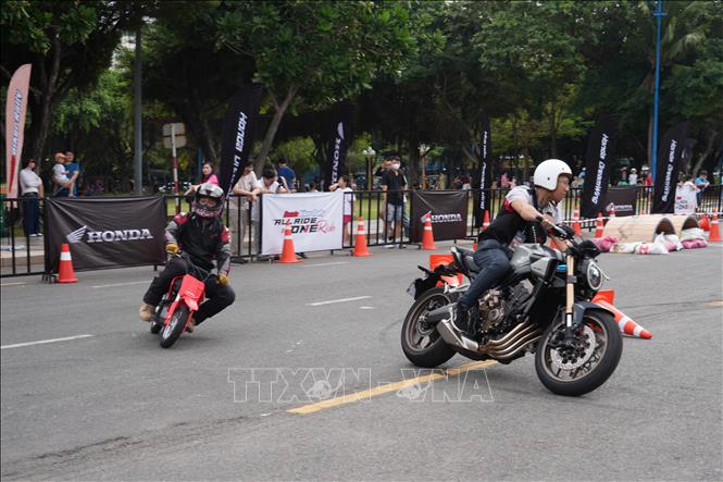 Các biker chuyên nghiệp thể hiện những kỹ năng điều khiển xe đỉnh cao, mang đến bầu không khí phấn khích và tràn ngập cảm hứng. Ảnh: Huỳnh Sơn-TTXVN