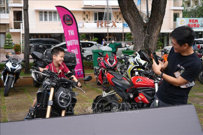 Người dân, du khách tham quan, trải nghiệm các dòng xe môtô tại sự kiện Honda Biker Rally 2025. Ảnh: Huỳnh Sơn-TTXVN