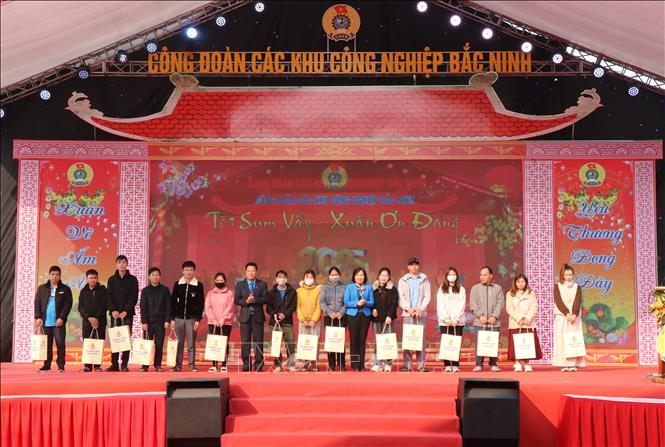 Ban tổ chức tặng quà cho công nhân, người lao động có hoàn cảnh khó khăn. Ảnh: Thái Hùng - TTXVN