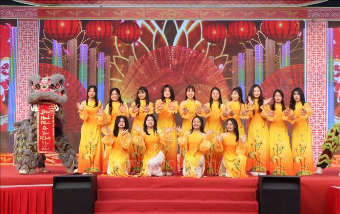 Chương trình văn nghệ do công nhân người lao động biểu diễn. Ảnh: Thái Hùng- TTXVN