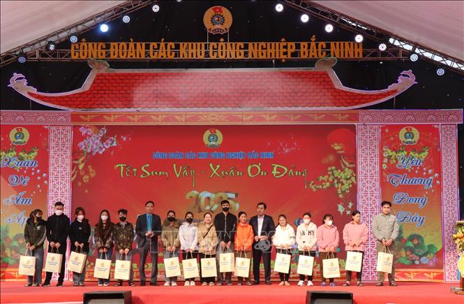 Ban tổ chức tặng quà cho công nhân, người lao động có hoàn cảnh khó khăn. Ảnh: Thái Hùng- TTXVN