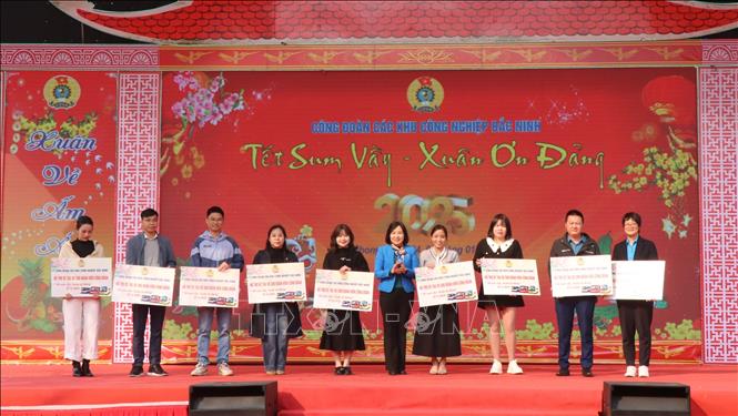 Ban tổ chức tặng vé xe cho 10 Công đoàn cơ sở. Ảnh: Thái Hùng- TTXVN