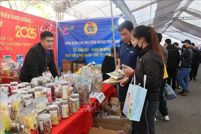 Công nhân mua sắm tại các gian hàng giảm giá. Ảnh: Thái Hùng- TTXVN