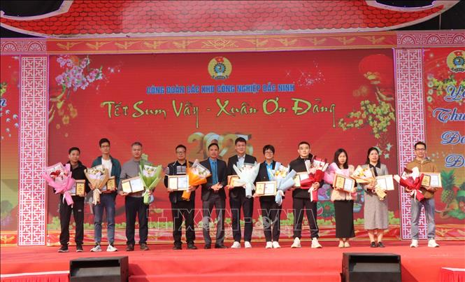 Ban tổ chức tặng kỷ niệm chương cho 10 “Doanh nghiệp vì người lao động” có nhiều hoạt động chăm lo cho người lao động trong năm 2024. Ảnh: Thái Hùng - TTXVN