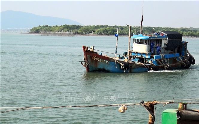 Tàu cá được đưa về cảng của Hải đội 301 thuộc Bộ Tư lệnh Vùng Cảnh sát biển 3 tại Vũng Tàu. Ảnh: TTXVN phát 