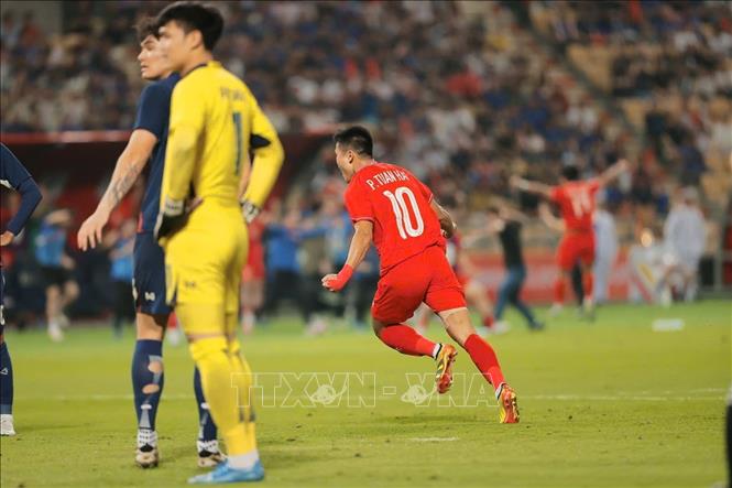 Phút thứ 8, Tuấn Hải ghi bàn mở tỷ số, Việt Nam vượt lên dẫn trước Thái Lan 1-0. Ảnh: Minh Quyết – PV TTXVN từ Thái Lan
