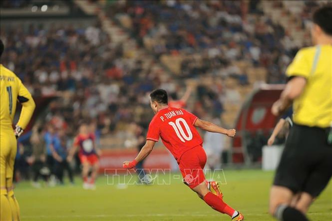 Phút thứ 8, Tuấn Hải ghi bàn mở tỷ số, Việt Nam vượt lên dẫn trước Thái Lan 1-0. Ảnh: Minh Quyết – PV TTXVN từ Thái Lan
