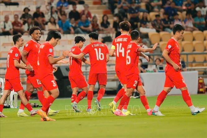 Các cầu thủ Việt Nam ăn mừng bàn thắng mở tỷ số của Tuấn Hải ở phút thứ 8. Ảnh: Minh Quyết – PV TTXVN từ Thái Lan
