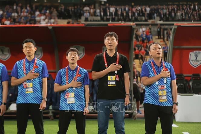 HLV Kim Sang-sik và Ban huấn luyện đội tuyển Việt Nam thực hiện nghi thức chào cờ. Ảnh: Minh Quyết – PV TTXVN từ Thái Lan

