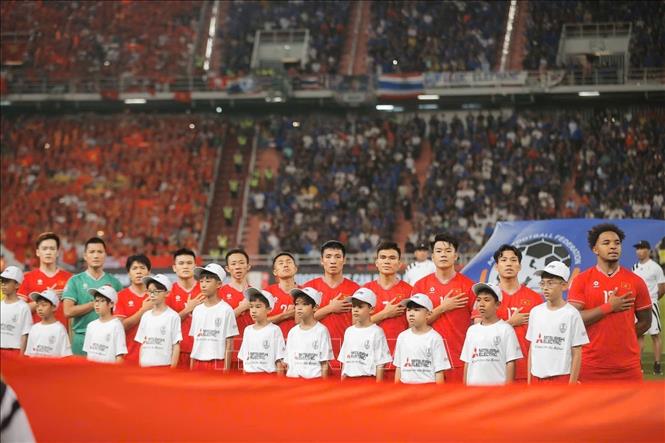 Đội tuyển Việt Nam thực hiện nghi thức chào cờ. Ảnh: Minh Quyết – PV TTXVN từ Thái Lan
