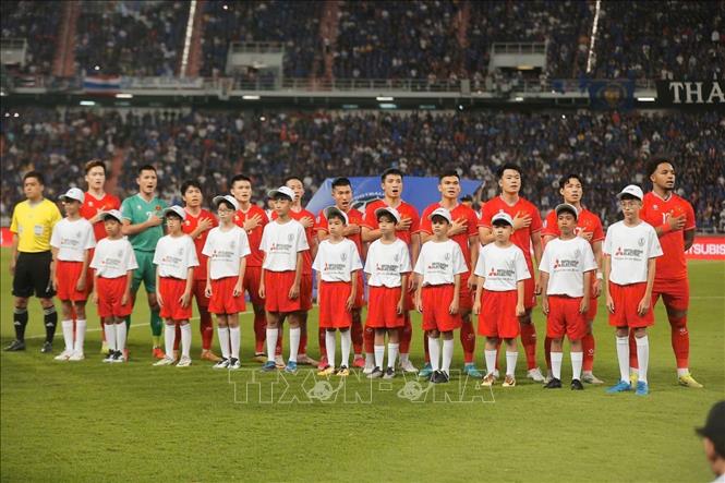 Đội tuyển Việt Nam thực hiện nghi thức chào cờ. Ảnh: Minh Quyết – PV TTXVN từ Thái Lan
