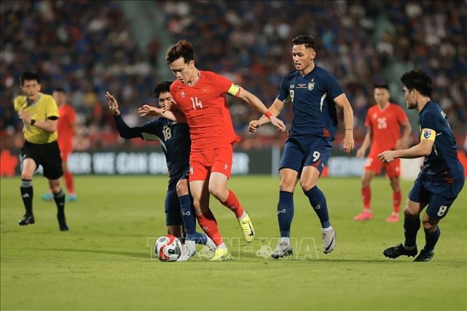 Tối 5/1/2024, trên sân vận động Rajamangala (Bangkok), đội tuyển Việt Nam (áo đỏ) gặp đội tuyển chủ nhà Thái Lan (áo xanh) trong trận Chung kết lượt về Giải bóng đá vô địch Đông Nam Á – ASEAN Cup 2024. Phút thứ 8, Tuấn Hải ghi bàn mở tỷ số, Việt Nam vượt lên dẫn trước Thái Lan 1-0. Ảnh: Minh Quyết – PV TTXVN từ Thái Lan
