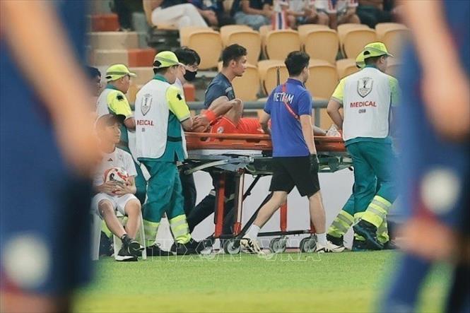 Xuân Son bị chấn thương phải rời sân ở phút 33. Ảnh: Minh Quyết – PV TTXVN từ Thái Lan