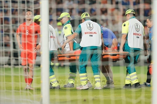 Xuân Son bị chấn thương phải rời sân ở phút 33. Ảnh: Minh Quyết – PV TTXVN từ Thái Lan