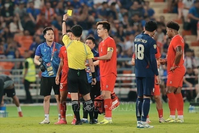 Trận đấu diễn ra quyết liệt và cầu thủ hai đội đã liên tục có những pha phạm lỗi. Ảnh: Minh Quyết – PV TTXVN từ Thái Lan