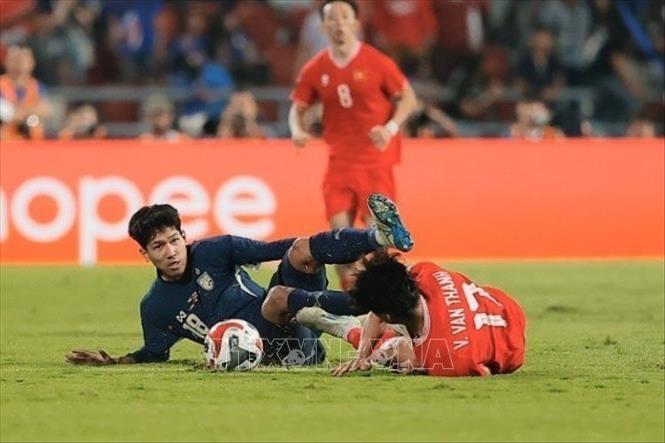 Phút 75, Weerathep phạm lỗi nhận thẻ vàng thứ 2 phải rời sân. Ảnh: Minh Quyết – PV TTXVN từ Thái Lan
