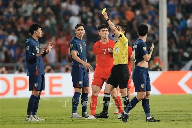 Phút 75, Weerathep phạm lỗi nhận thẻ vàng thứ 2 phải rời sân. Ảnh: Minh Quyết – PV TTXVN từ Thái Lan
