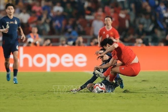 Phút 75, Weerathep phạm lỗi nhận thẻ vàng thứ 2 phải rời sân. Ảnh: Minh Quyết – PV TTXVN từ Thái Lan
