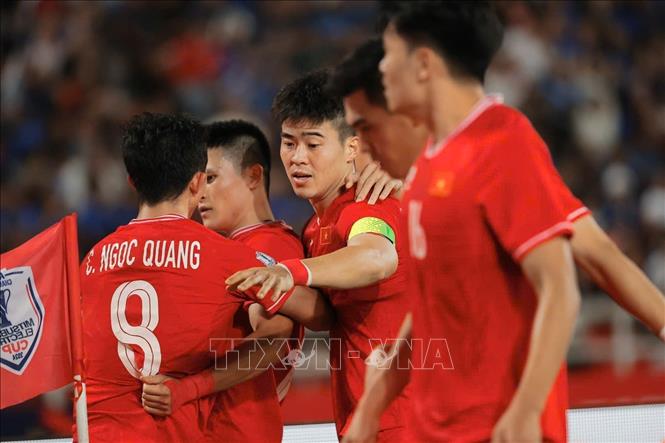 Các cầu thủ Việt Nam ăn mừng bàn gỡ hòa 2-2 ở phút 82. Ảnh: Minh Quyết – PV TTXVN từ Thái Lan