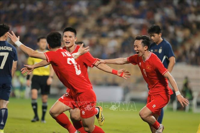 Các cầu thủ Việt Nam ăn mừng bàn gỡ hòa 2-2 ở phút 82. Ảnh: Minh Quyết – PV TTXVN từ Thái Lan