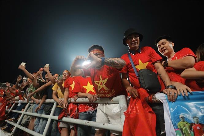 Niềm vui của các cổ động viên Việt Nam trên sân Rajamangala sau khi đội nhà giành chiến thắng và lên ngôi vô địch ASEAN Cup 2024. Ảnh: Minh Quyết – PV TTXVN từ Thái Lan