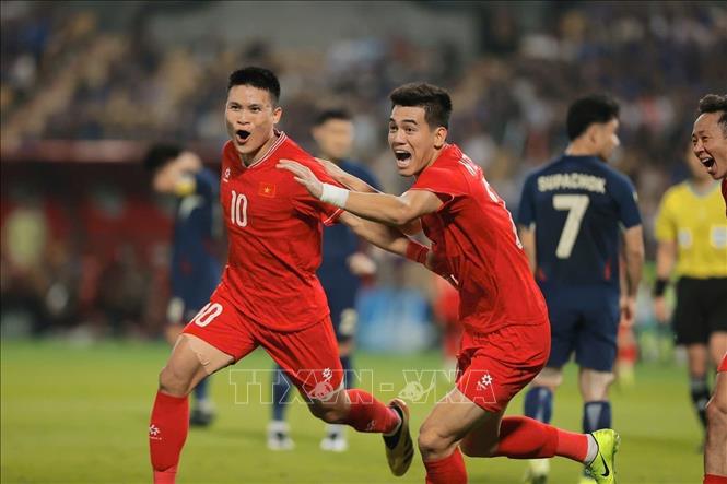 Vietnamese players rejoice as they score a 2nd goal of the second leg, tying with Thailand in the 82nd minute. VNA Photo: Minh Quyết 