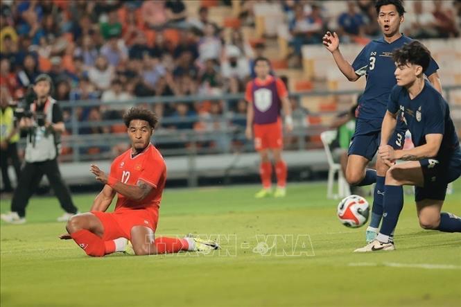 Player Nguyen Xuan Son suffers a serious injury in the 33rd minute of the match. VNA Photo