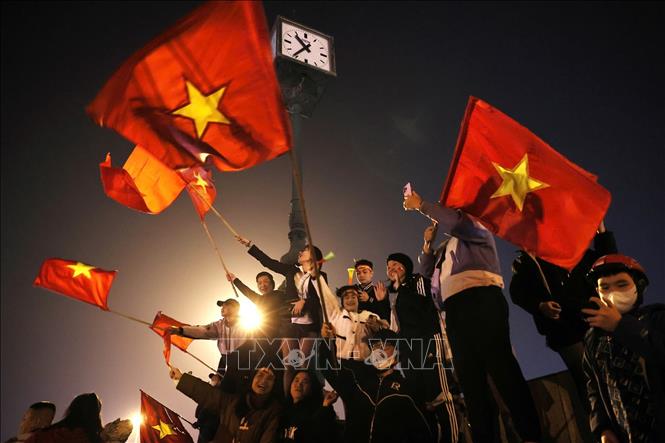 Người hâm mộ Hà Nội đổ ra đường mừng chiến thắng của tuyển Việt Nam. Ảnh: An Đăng - TTXVN